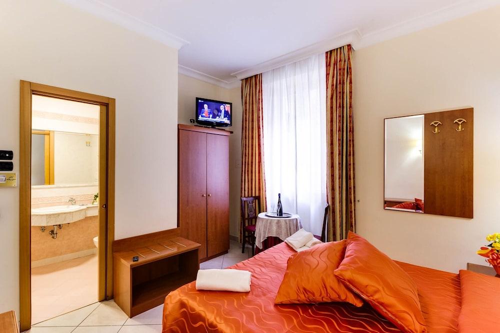 Hotel Suite Caesar Roma Esterno foto